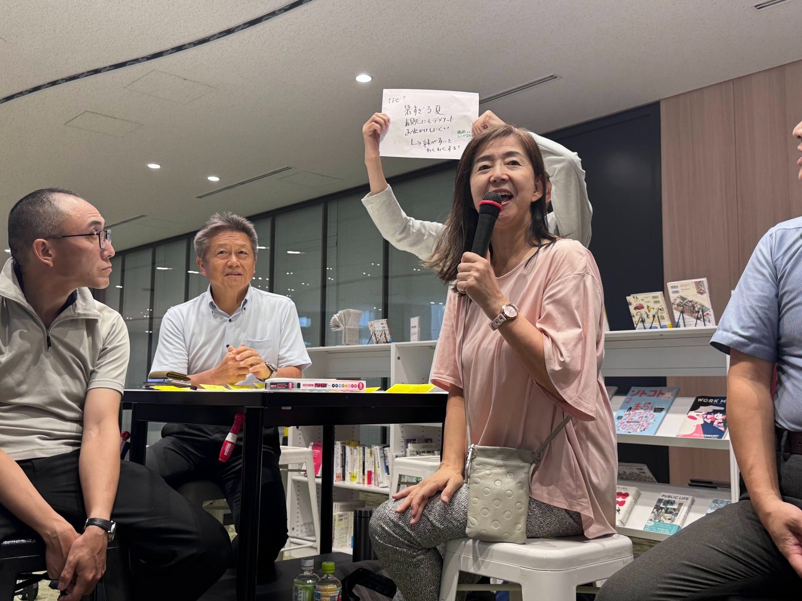 参加者がアイデアを共有している様子
